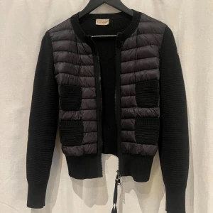 Svart quiltad kofta från Moncler - Säljer vidare min finacardigan jacka som är helt ny, har inte kommit till användning då jag har för många jackor 😇🌸 storlek 1/S. QR kod inuti jacka finns och garanterar äkthet 