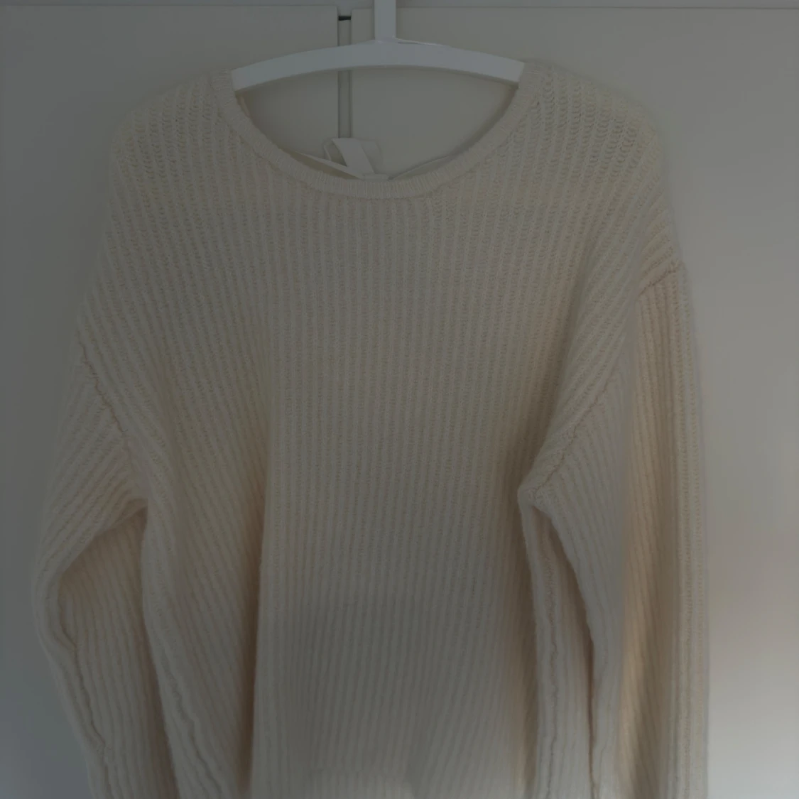 Beige stickad tröja med rosett - 1