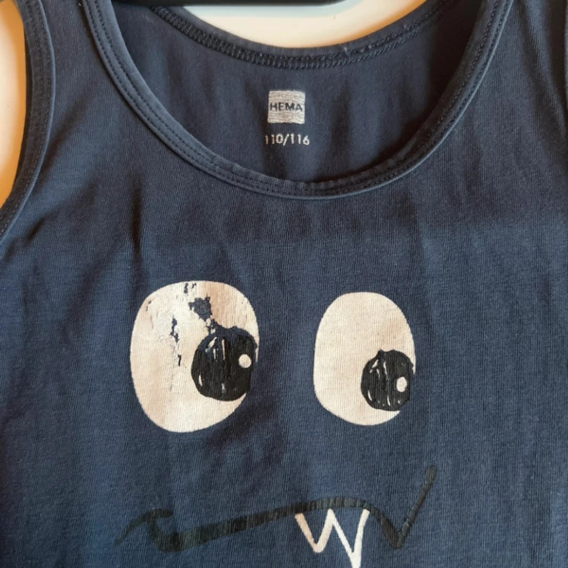 Mörkblå linne med monstertryck HEMA - 2