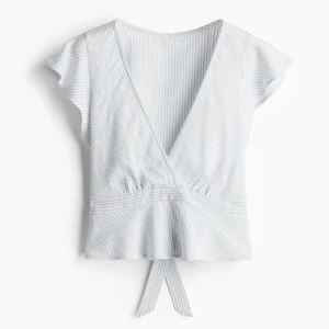 Söt blus  - Säljer en ljusblå och vit randig blus, slutsåld ! Pris kan diskuterats 🩵