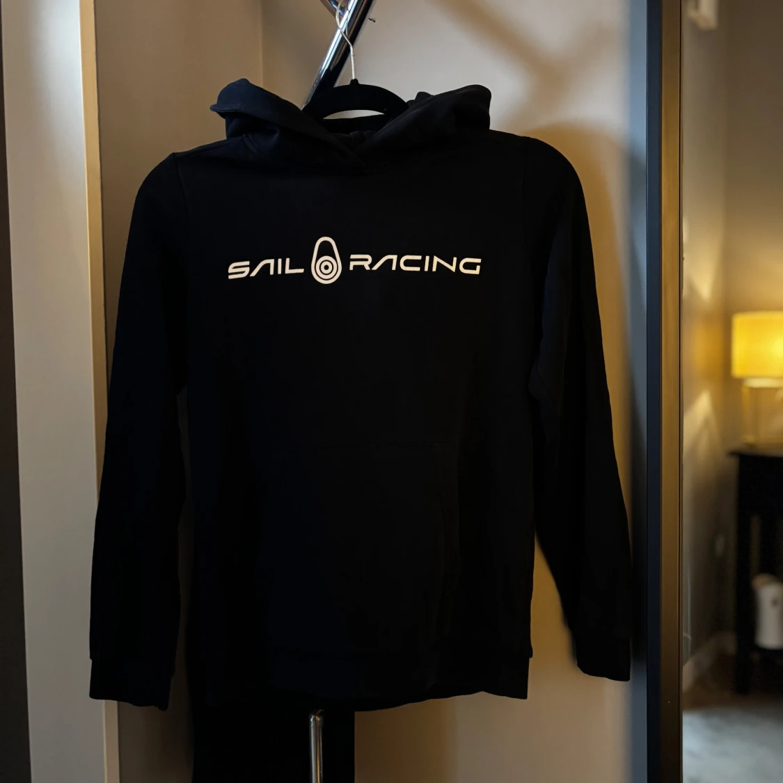 Svart hoodie från Sail Racing