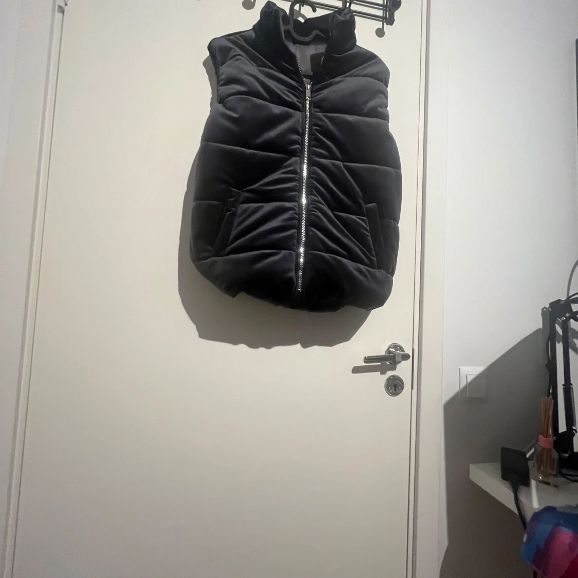 Svart quiltad dunväst i sammet