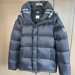 Svart dunjacka från Burberry - Hej alla storlekar finns tillgängliga 