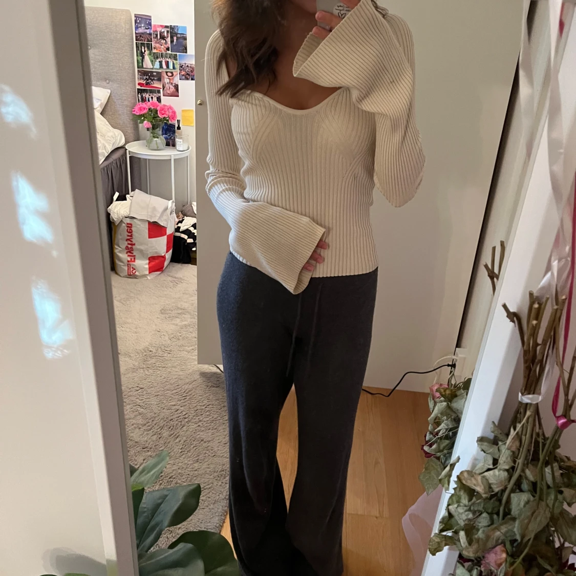 Ribbad beige långärmad topp med v-ringning