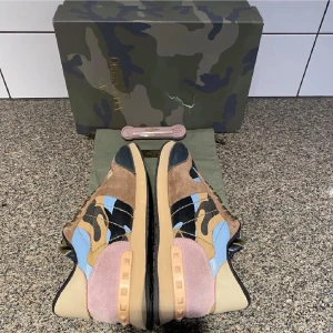 Valentino Rockrunner  - Säljer dessa  valentino rockrunners i storlek 40. De har en unik och väldigt snygg färg som kommer passa perfekt till vinter höst och vår🙌Nypris 7000, . Box dust bag och extra snören med kommer vid köp🤝. Hör av er vid minsta lilla fundering eller fråga💯