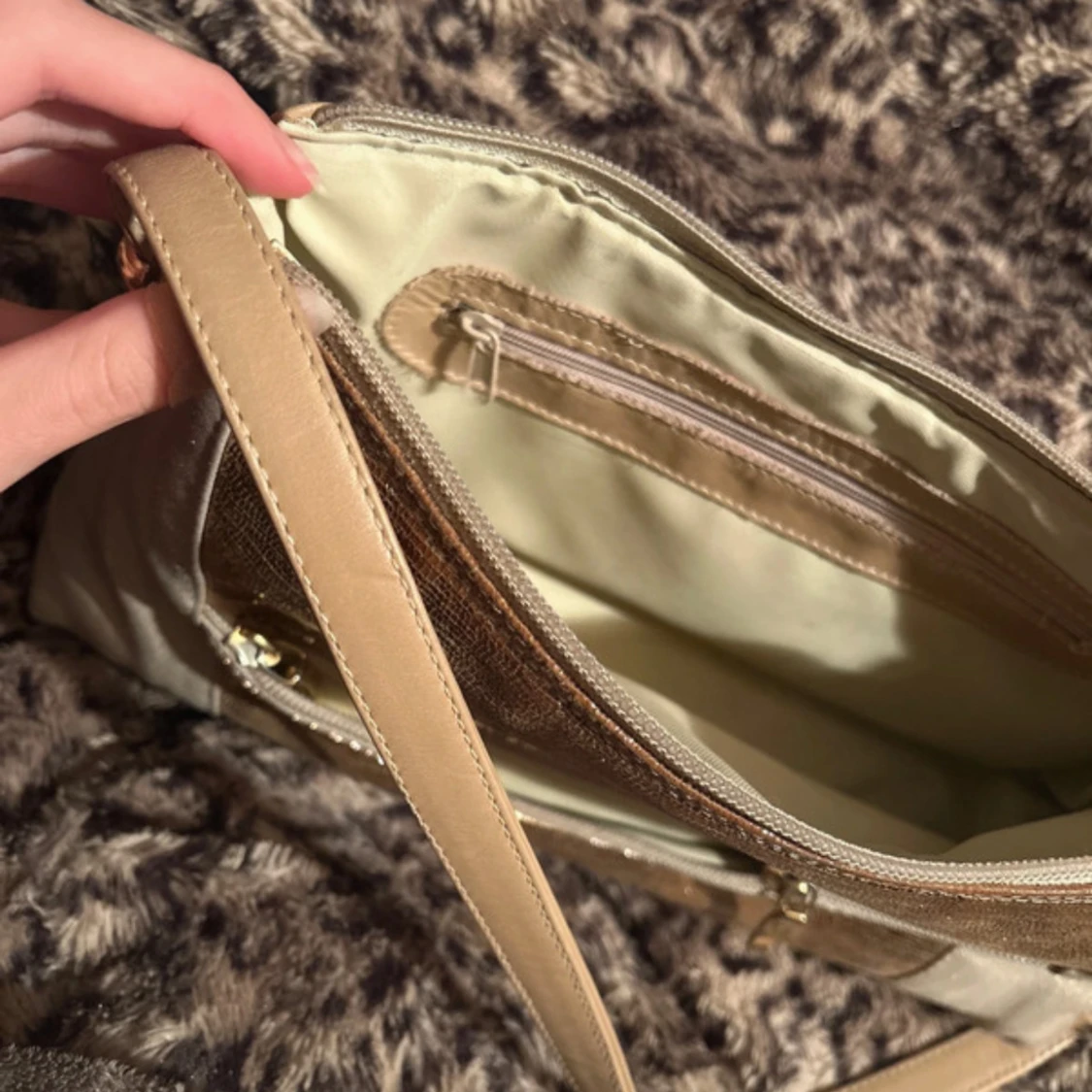 Guldig axelväska i skinnlook från Coach London - 1