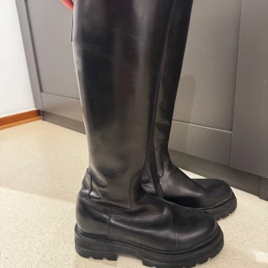 Svarta höga boots från Novita - Finn skinn novita stövlar med dragkedja i svart storlek 36🖤 Klackhöjd ca 4 cm. och skafthöjd ca 38 cm.  Använde några gånger och ser fortfarande bra ut perfekt till hösten 🍂 Inköpt pris 3200kr  (Inga skorlåda, kvitton)