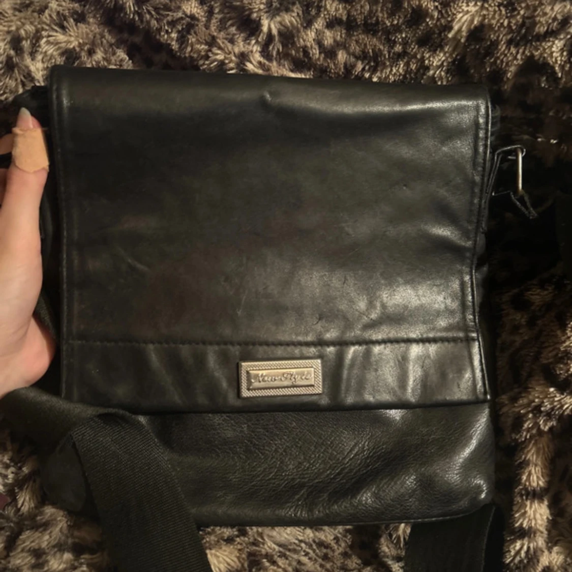 Svart axelväska i äkta lammnappa