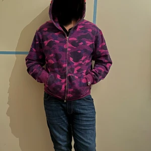 Bape hoodie (äkta) - äkta bape hoodie legitcheckad. tröjan är i storlek M i vuxen. modellen är 177 cm lång. kontakta för info eller fler bilder.🫡