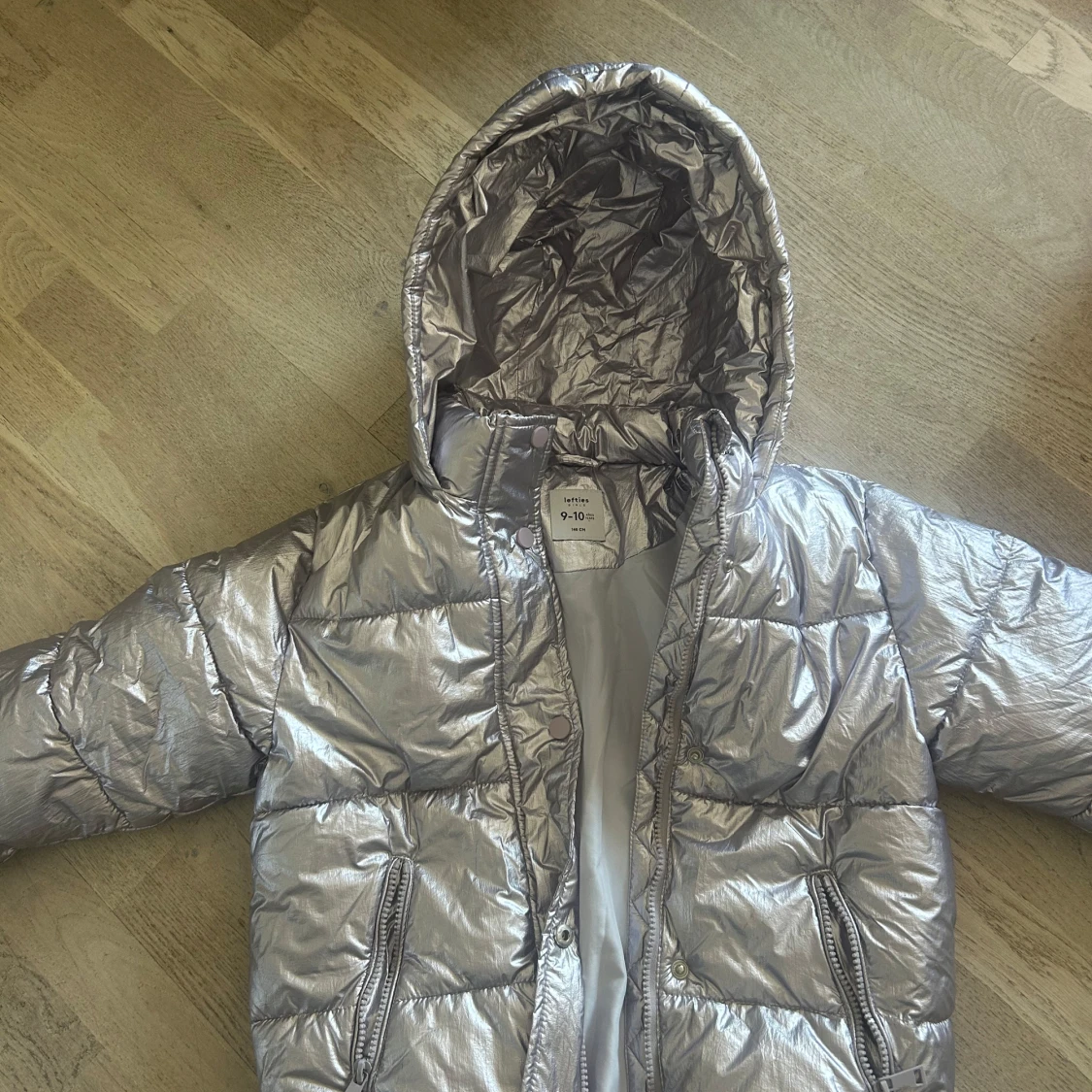 Silver pufferjacka från Lefties