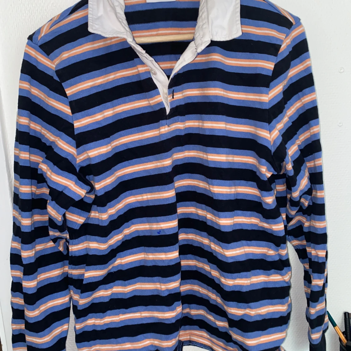 Randig pikétröja med vit krage