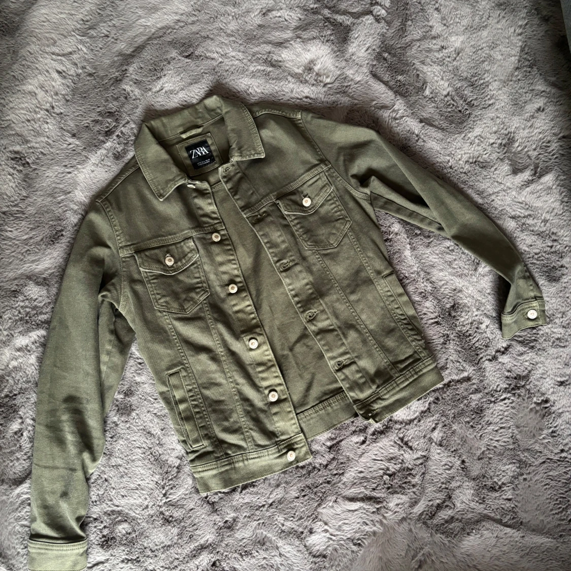 Olivgrön jeansjacka från Zara