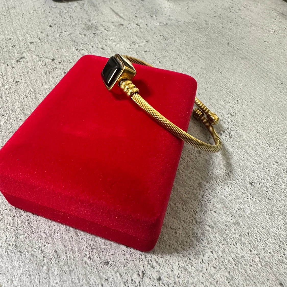 Guldfärgat armband med svart sten - 2