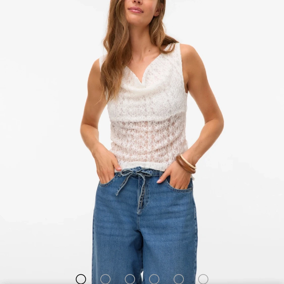 Vit spetsig linnetopp med draperad hals - 1