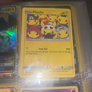 Pikachu (Pokémonkort) - Samlarkort med Pikachu i olika utklädnader, perfekt för Pokémon-fans! Kortet har färgstark design och är en rolig del av varje samling. Passar både nya och erfarna samlare som vill ha något unikt och lekfullt.