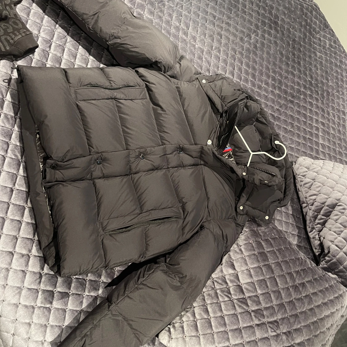 Svart Moncler pufferjacka med huva