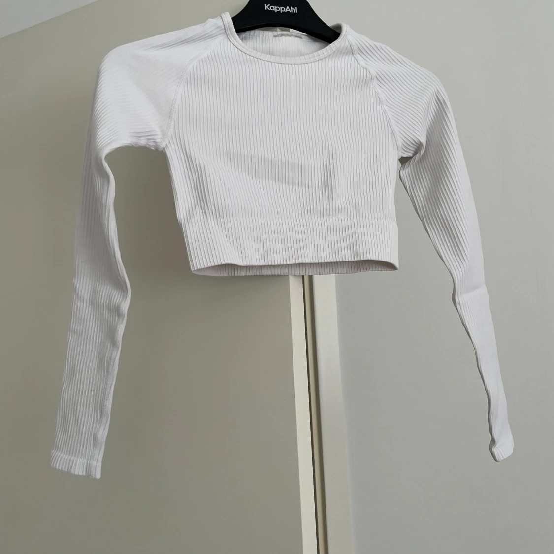 Vit ribbad croppad topp från Aimn
