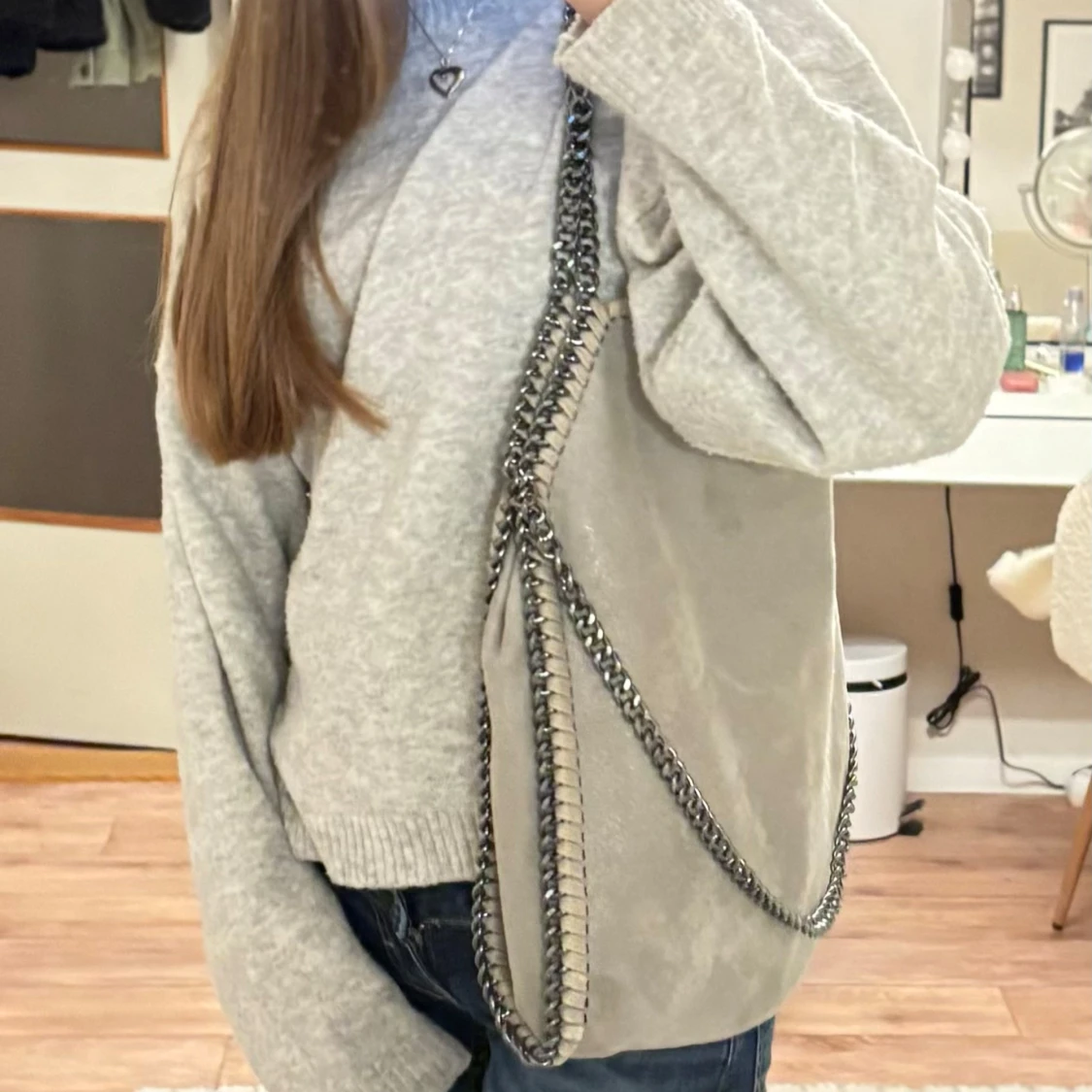 Grå väska handväska axelväska kedjeväska axelbandsväska kedja silver trendig - 1