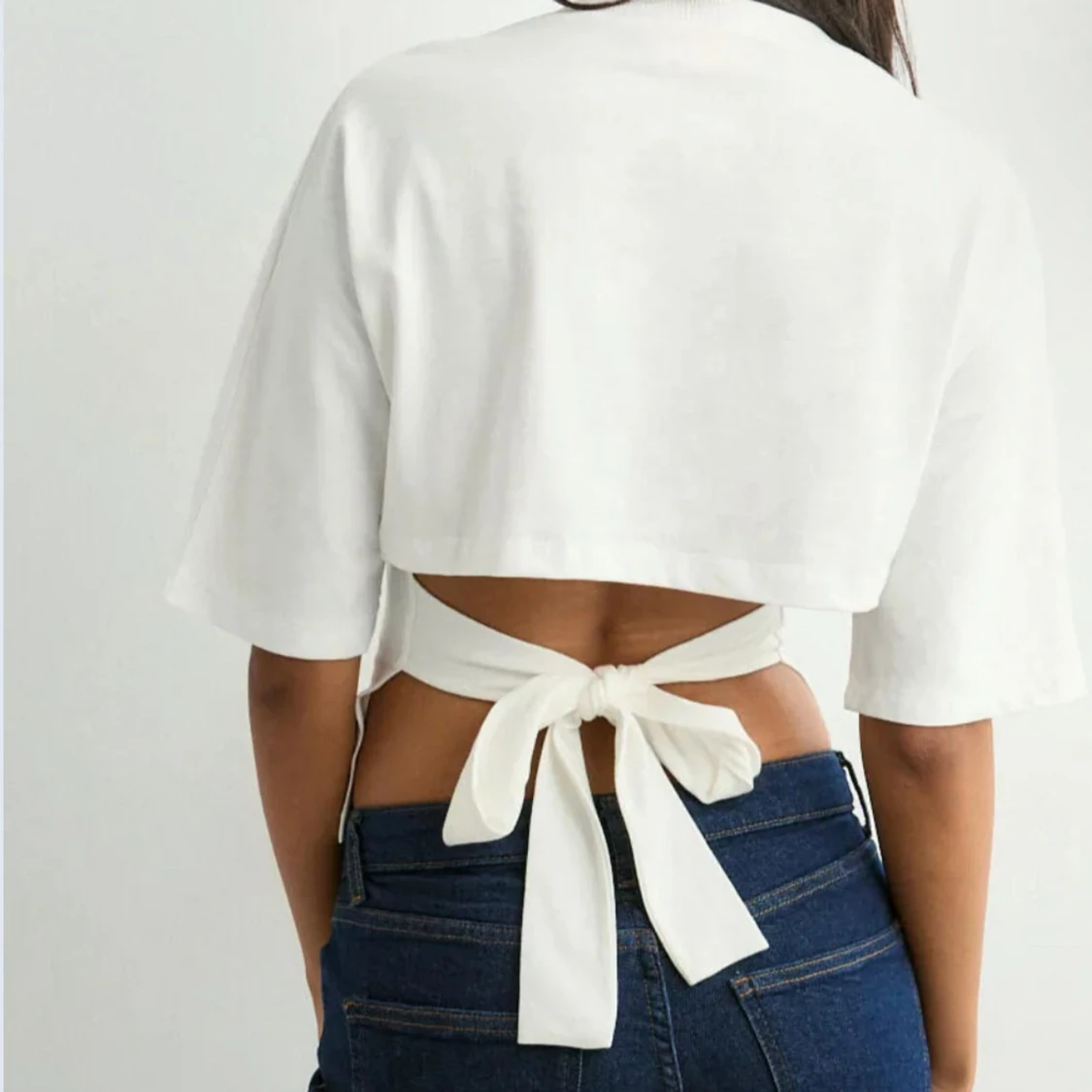 Vit croppad topp med knyt i ryggen