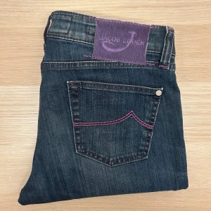 Vintage Jacob Cohën Jeans | W31 - Tvärfeta Vintage Jacob Cohën jeans i snygg tvätt😁| Modell: 711 | W31 | Defekter: Nej | Midja: 81 cm | Innerben: 88 cm | Ytterben: 110,5 cm | Måttavvikelser +-1 cm | Modellen är 175 cm och väger 70 kg | Vänligen kontrollera mått innan köp🤗 | Tveka inte att kontakta mig vid övriga frågor😁!
