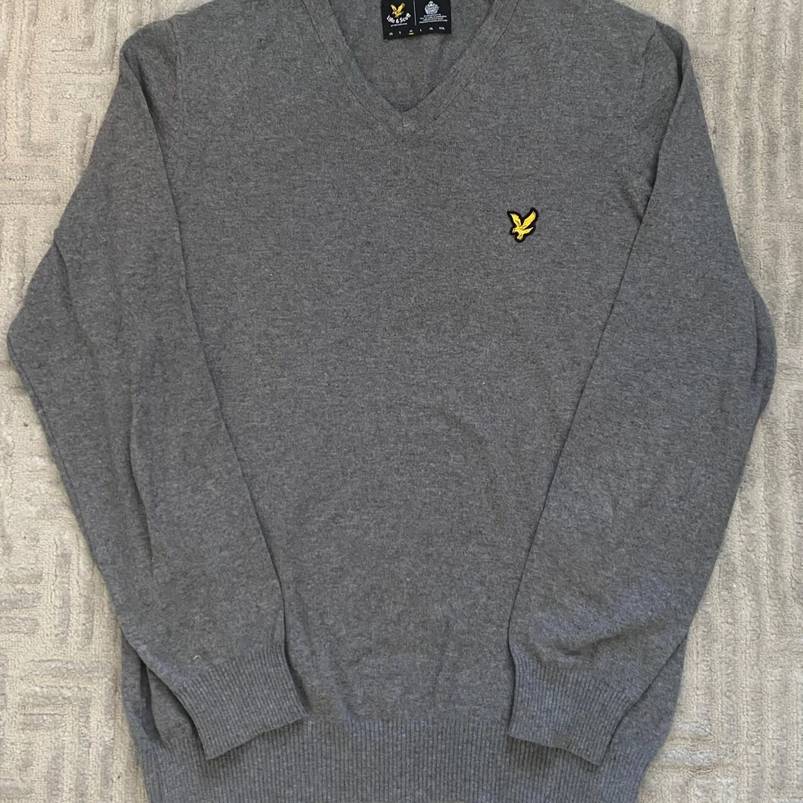 Grå v-ringad tröja från Lyle & Scott