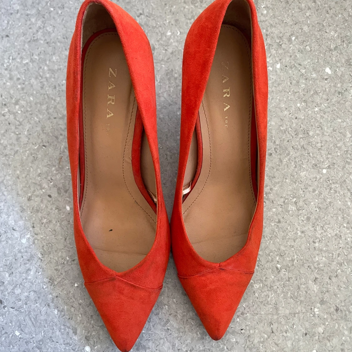 Orangeröda mockapumps från Zara - 1
