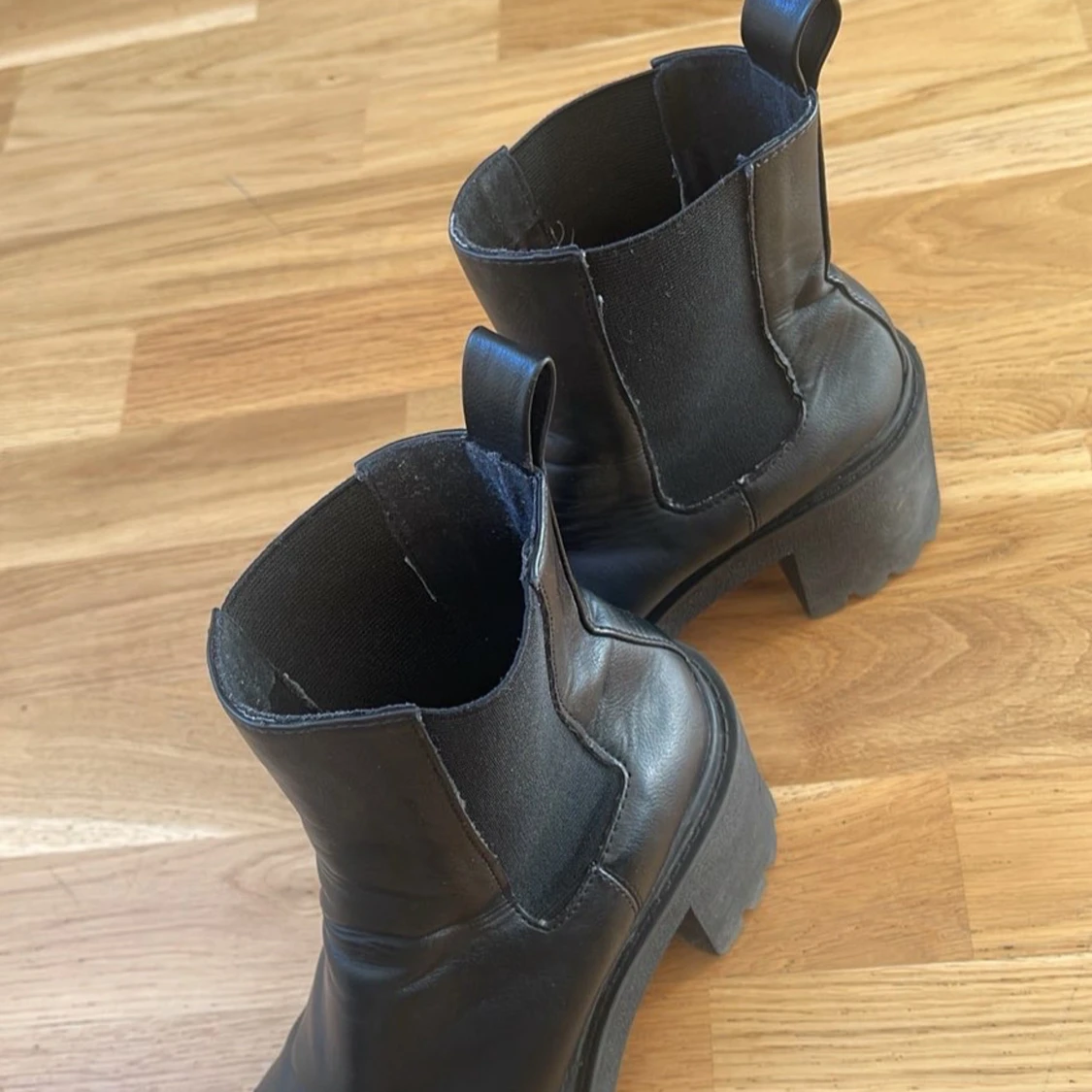 Svarta chunky chelsea boots i skinn - 2