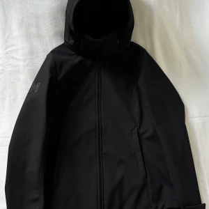 Race Marine Jacka - Light Softshell Jacka från Race Marine är en lätt och vindtät softshelljacka, perfekt som en höstjacka eller vårjacka.🍁  Endast använd en gång.  •Vindtät och vattenavvisande •Mjuk och varm fleece på insidan •Avtagbar justerbar huva •Två sidofickor med dragkedja •Kardborrejustering i ärmsluten, elastisk dragsko i nederkanten •Vattenavvisande ytbehandling fri från PFAS •Plaggets rygglängd i stl. 38: ca 71 cm.