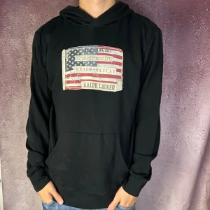 Denim & supply hoodie, Ralph lauren - Mycket fint skick | Size L (modellen är 187cm 73kg) | fraktar spårbart inom 24 timmar | för att köpa klicka ”köp nu” | vid frågor eller funderingar skriv en meddelande |