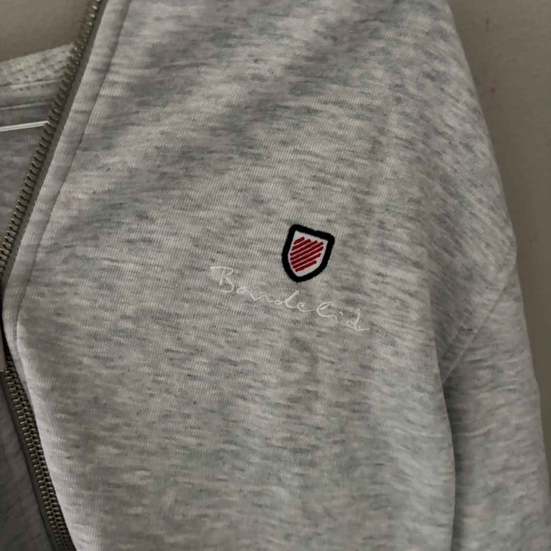 Ljusgrå hoodie från Bondelid  - 1