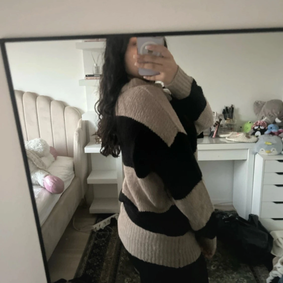 Randig stickad tröja i beige och svart - 1