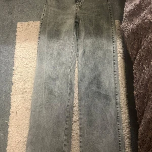 Grå jeans från Madlady, raka ben - Säljer ett par grå tvättade jeans från Madlady i storlek 34. Jeansen har raka ben, klassisk femficksdesign och normal passform. Perfekta för dig som gillar en avslappnad och stilren look.
