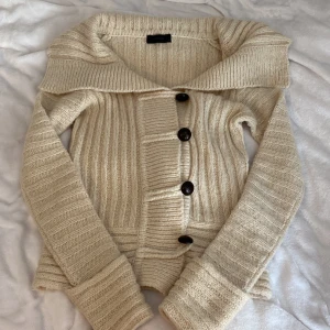 Beige stickad kofta från Vero Moda - jätte fin tröja från vero moda i storleken S. tröjan har inga defekter eller fläckar💗 perfekt till hösten/vintern.