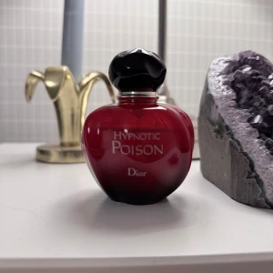 Dior Hypnotic Poison EdT 50ml - Hypnotic Poison Eau de Toilette från Dior, 50 ml. Riktig vaniljdoft. Använt cirka 35% av parfymen? 