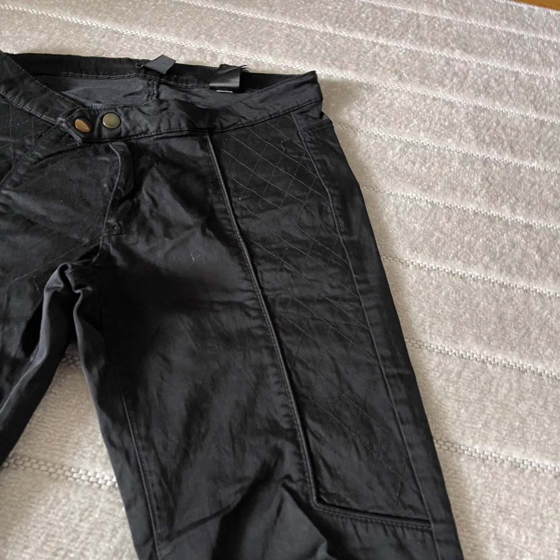 Svarta byxor med quiltade detaljer H&M - 1