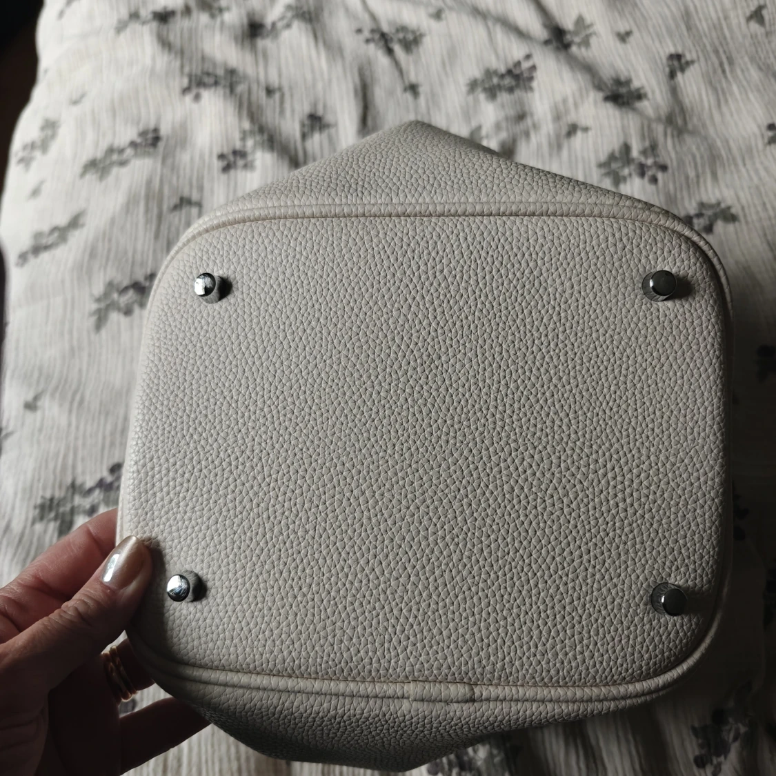 Vit bucket handväska i vegansk skinn - 3