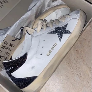 Golden goose💕 - Säljer mina fina Golden goose då jag har skaffat ett annat par skor🩷 fint skick i storlek 38💕💕 bara att höra av sig vid frågor, dust bag och låda in kommer🩷