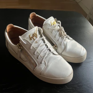 Vita Giuseppe Zanotti skor - Intressekoll på dessa Giuseppe Zanottiskor!!    Vid försäljning så medkommer ingen box eller påse! Skriv vid fråga!