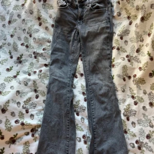 Gina tricot bootcut - Gina tricot low waisted jeans. Superbra skick bara någon liten tråd som sticker ut där nere (se bild). 