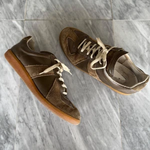 Maison Margiela skor - Maison Margiela skor - Skick: Bra skick - Tillbehör: endast skorna - Nypris: 6000kr - TrendWardrobe