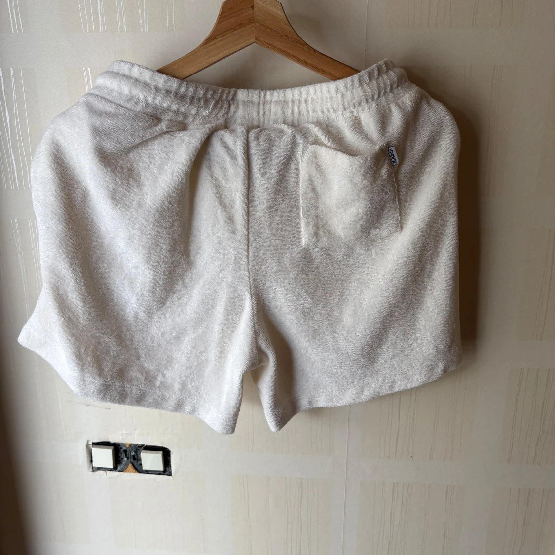 Vita frottéshorts från Nikben