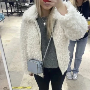Vit fluffig teddyjacka med dragkedja - Supermysig vit teddyjacka 