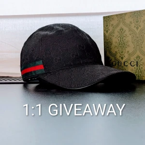 Svart keps med monogram - Följ kontot och gilla annonsen för att delta.                     ANNONSEN GAVS BORT 10 OKTOBER