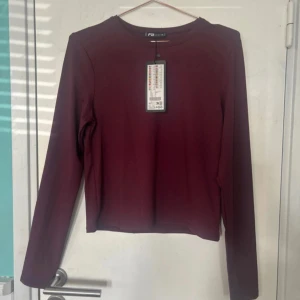 Tröja - Längärmad vinröd tröja, prislapp kvar. Stl xl passar även L. SKICKAR ENDAST VIA INSTABOX