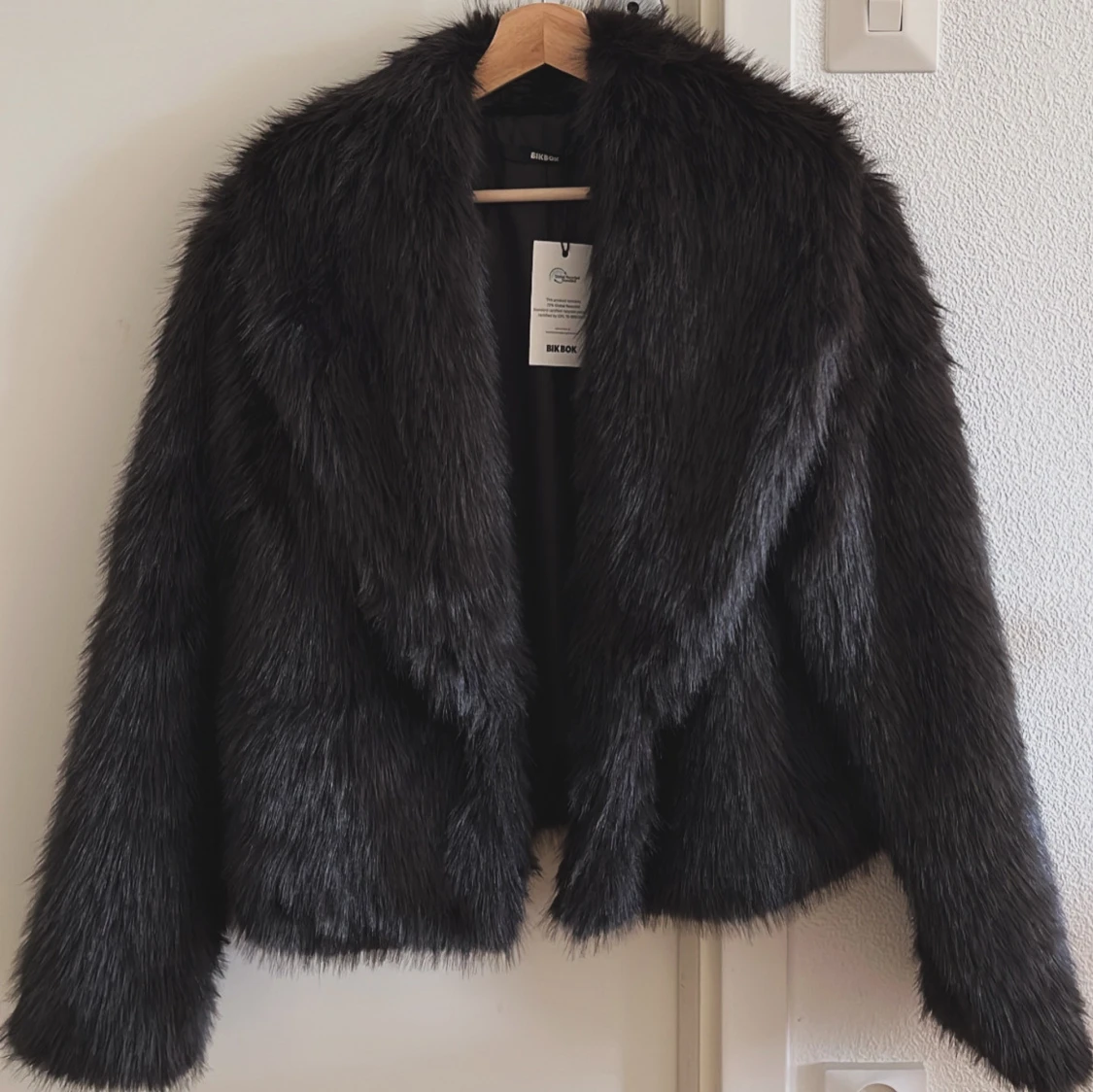 Mörkbrun pälsjacka från Bik Bok - 1