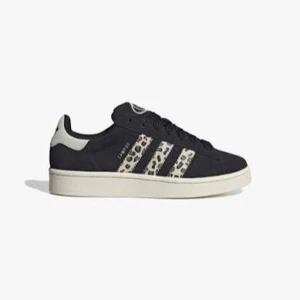 Adidas Campus 00s - svarta adidas campus skor med leopardmönstrade ränder, säljs för de används aldrig, priset går absolut att diskutera 