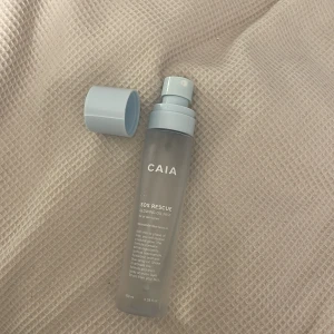 CAIA SOS Rescue Glowing Oil Mist - Fräsch ansiktsmist från CAIA i en stilren, frostad plastflaska med ljusblått lock och sprayfunktion. Innehåller 100 ml och ger en glowig finish. Perfekt för att återfukta och fräscha upp huden under dagen. 🩵