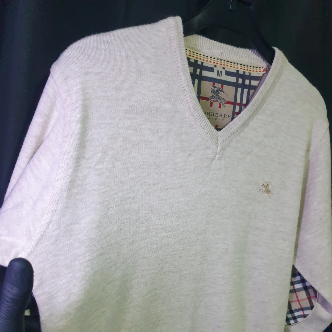 Beige v-ringad tröja Burberry M