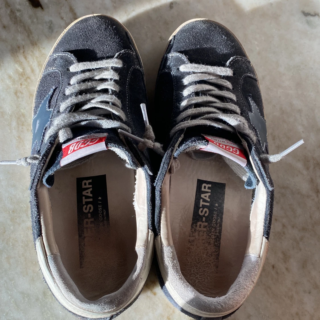 Golden Goose marinblå sneakers med röd lapp - 2