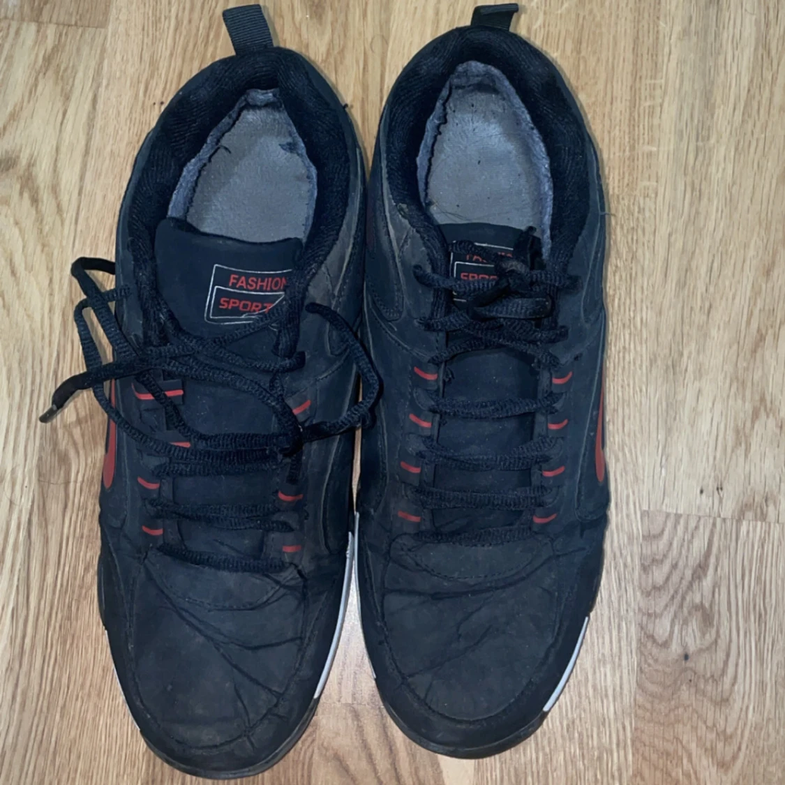 Svarta sneakers med röda detaljer - 1